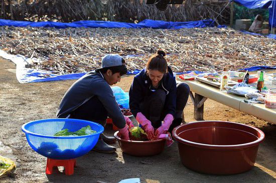 觉得都市生活累吗?来看韩国型男在乡下砍柴磨咖啡吧