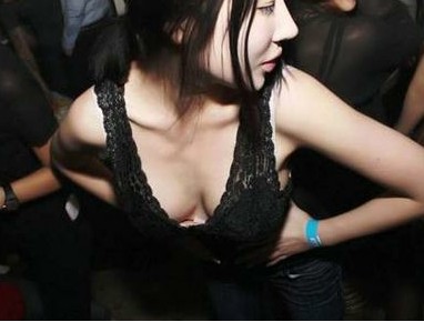 韩国夜生活实录：啃胸摸乳黑丝袜 看夜店性感美女帅哥们